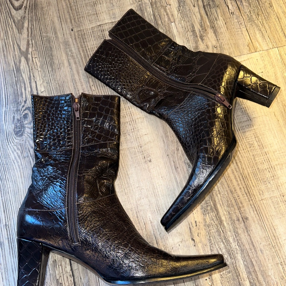 Comfortable Dark Brown Embossed Leather Boots